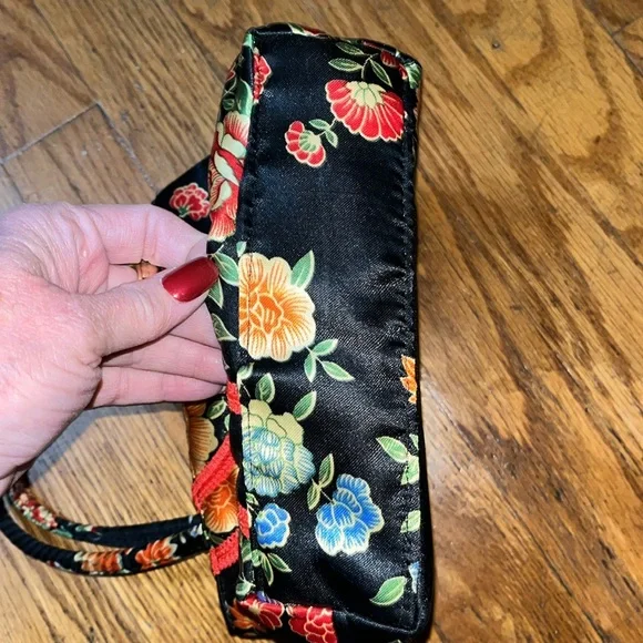 Silky Asian Black and Red floral purse - Picture 8 of 8